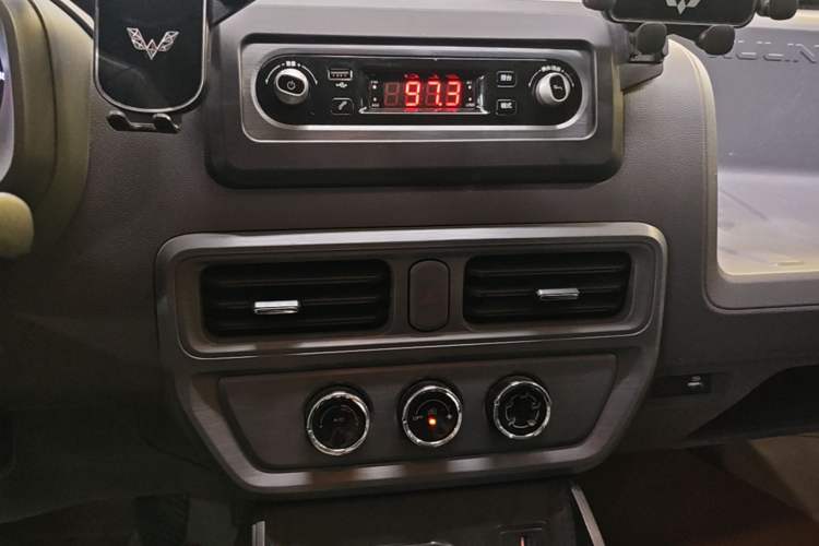 Used Wuling Yangguang 2024 300km Comfort-Grade Passenger Van 60kW Audio And AC Panel