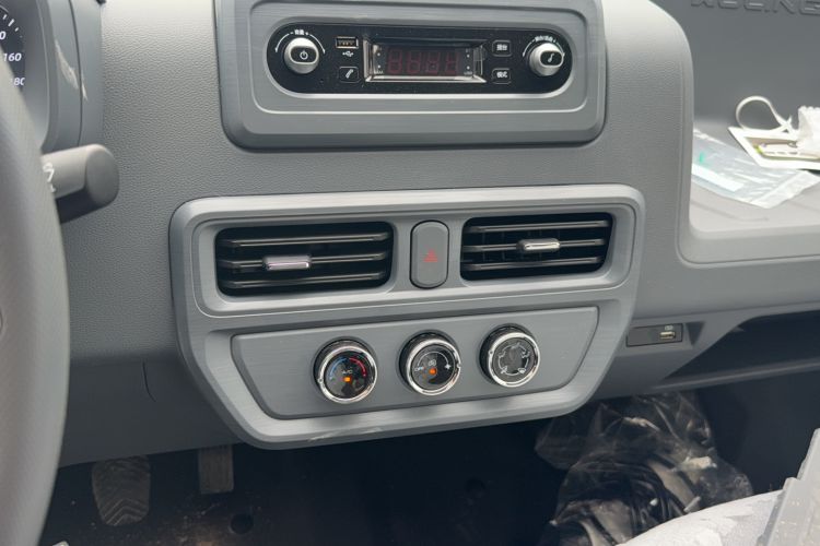 Used Wuling Yangguang 2024 300KM Comfort Version Passenger Van 75kW Audio And AC Panel