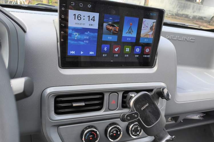 Used Wuling Yangguang 2024 300km Range Practical Window-Sealed Version 60kW Audio And AC Panel