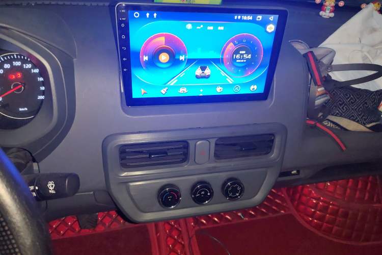 Used Wuling Yangguang 2024 300KM Comfort Version Passenger Van 75kW Audio And AC Panel