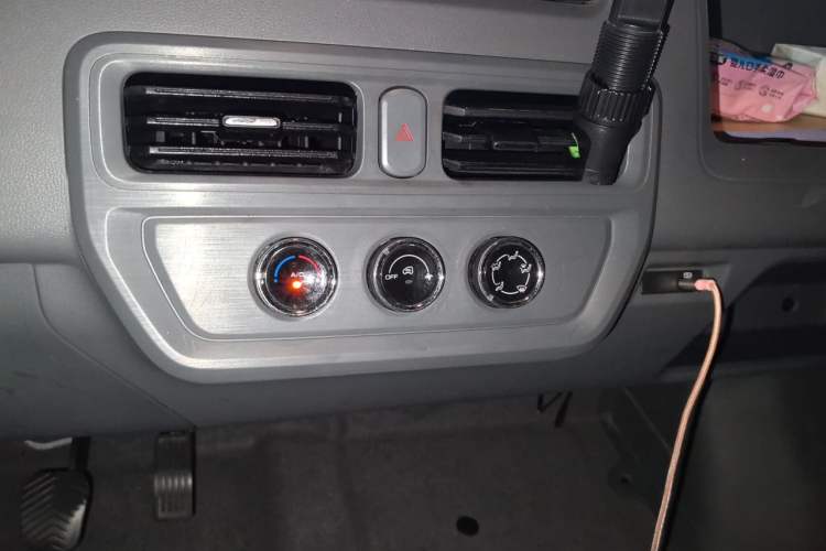 Used Wuling Yangguang 2024 300km Comfort Version with Sealed Windows 60kW Audio And AC Panel