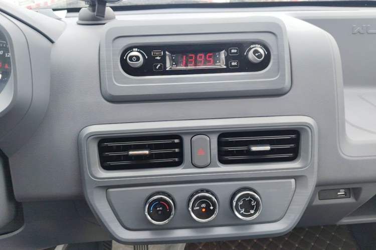 Used Wuling Yangguang 2024 300km Range Practical Window-Sealed Version 75kW Audio And AC Panel