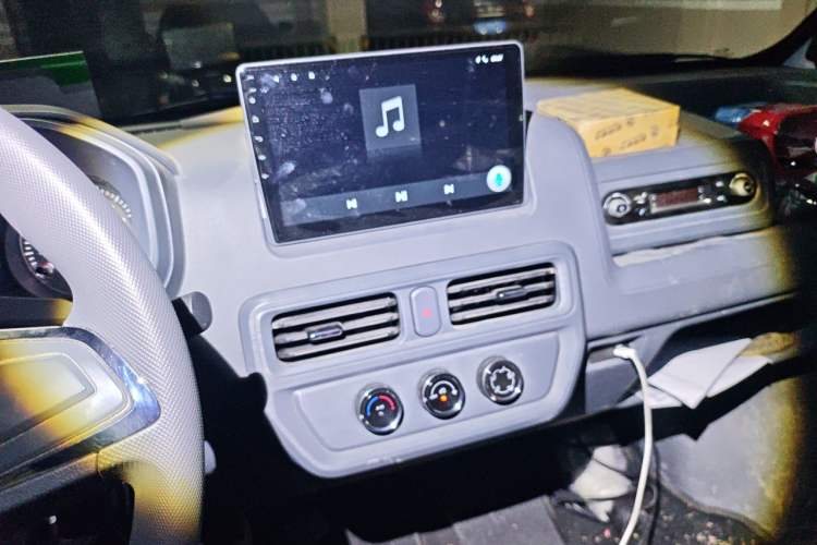 Used Wuling Yangguang 2024 300KM Comfort Version Passenger Van 75kW Audio And AC Panel