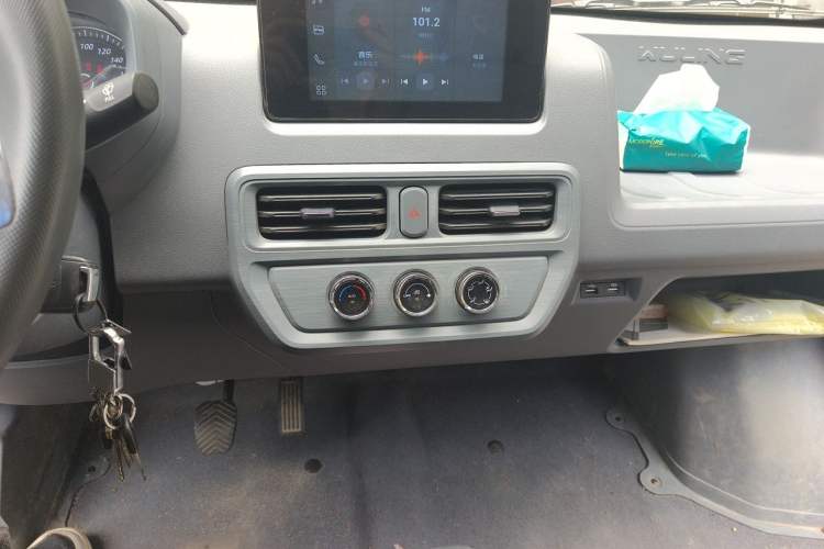 Used Wuling Yangguang 2024 300km Comfort Version with Sealed Windows 60kW Audio And AC Panel