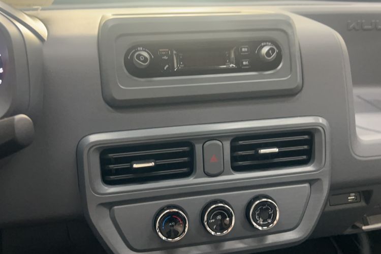 Used Wuling Yangguang 2024 300KM Comfort Version Passenger Van 75kW Audio And AC Panel