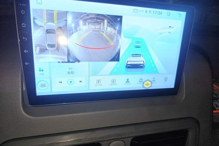 Used Wuling Yangguang 2024 300KM Comfort Version Passenger Van 75kW Audio And AC Panel