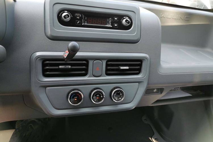 Used Wuling Yangguang 2024 300KM Comfort Version Passenger Van 75kW Audio And AC Panel