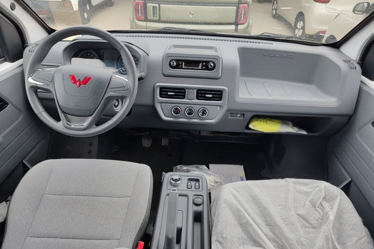 Used Wuling Yangguang 2024 300KM Comfort Version Passenger Van 75kW Center Console