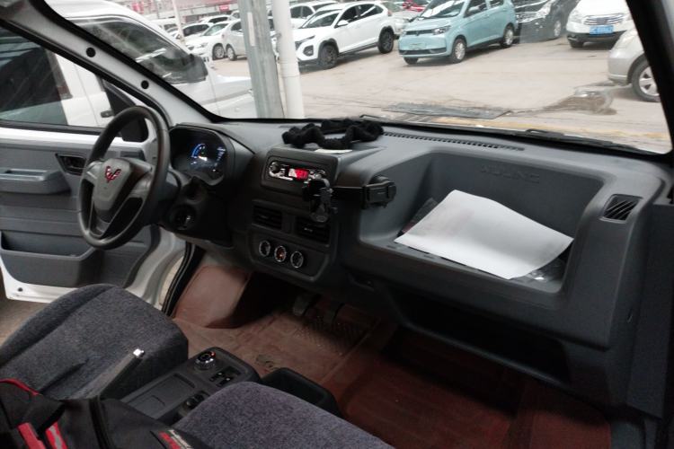 Used Wuling Yangguang 2024 300km Range Practical Window-Sealed Version 60kW Center Console