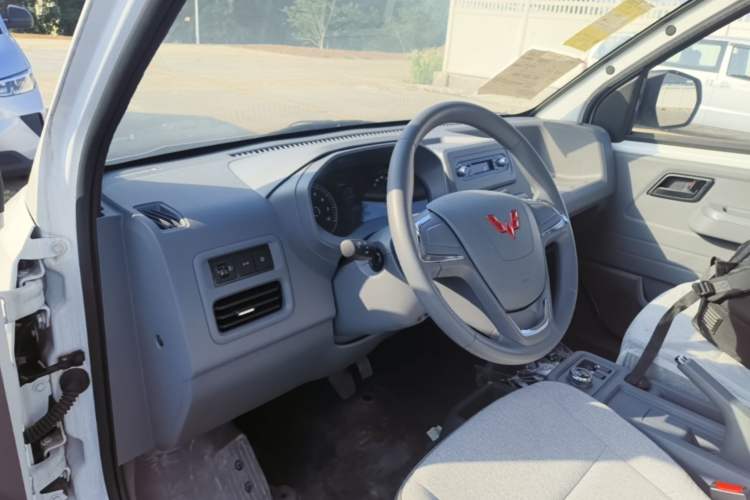 Used Wuling Yangguang 2024 300KM Comfort Version Passenger Van 75kW Center Console