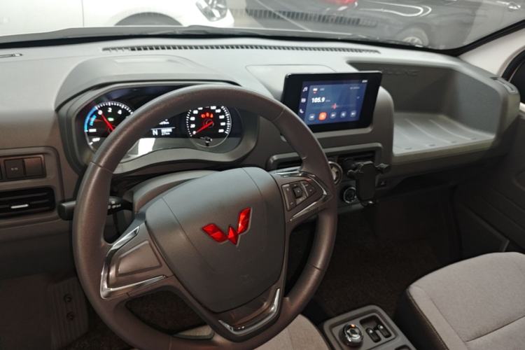 Used Wuling Yangguang 2024 300km Comfort Version with Sealed Windows 60kW Center Console