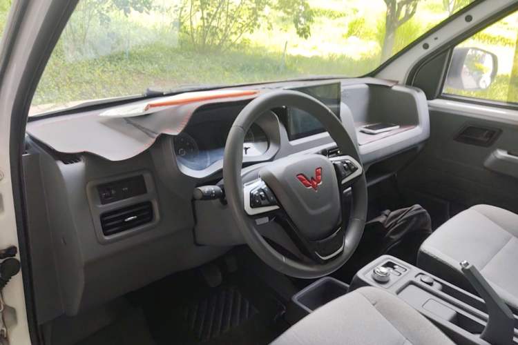 Used Wuling Yangguang 2024 300km Range Practical Window-Sealed Version 60kW Center Console