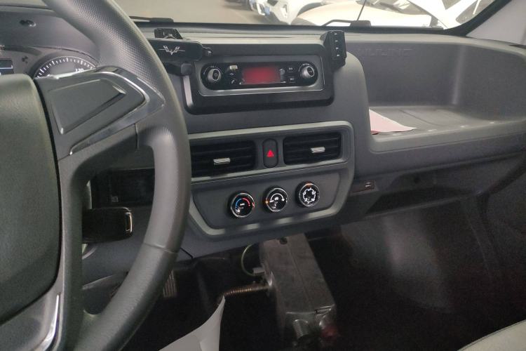 Used Wuling Yangguang 2024 300km Comfort-Grade Passenger Van 60kW Center Console