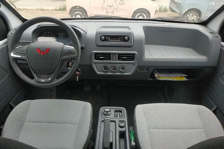 Used Wuling Yangguang 2024 300KM Comfort Version Passenger Van 75kW Center Console