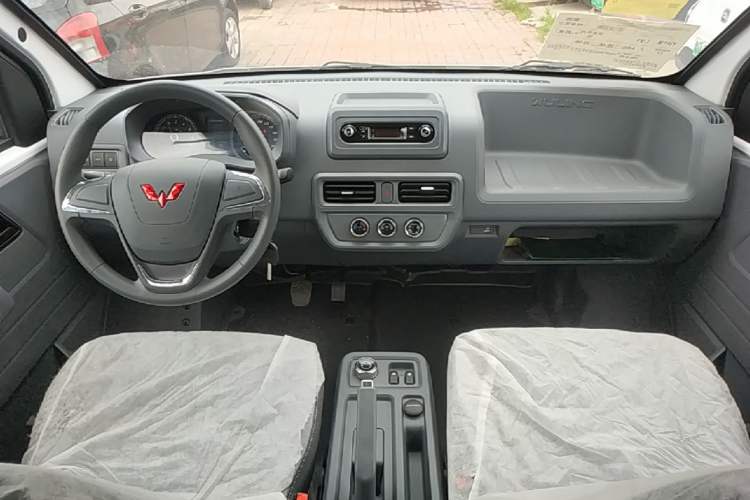 Used Wuling Yangguang 2024 300KM Comfort Version Passenger Van 75kW Center Console