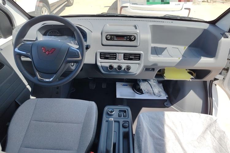 Used Wuling Yangguang 2024 300KM Comfort Version Passenger Van 75kW Center Console