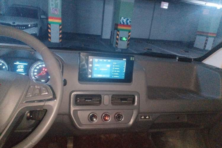 Used Wuling Yangguang 2024 300km Range Practical Window-Sealed Version 60kW Center Console
