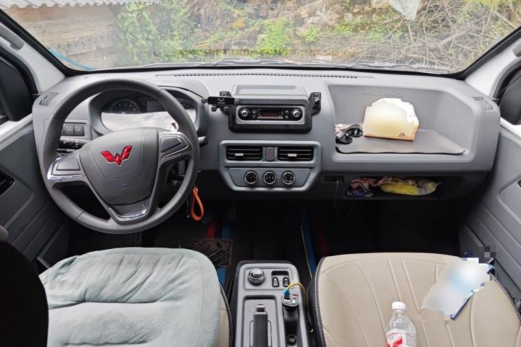 Used Wuling Yangguang 2024 300KM Comfort Version Passenger Van 75kW Center Console