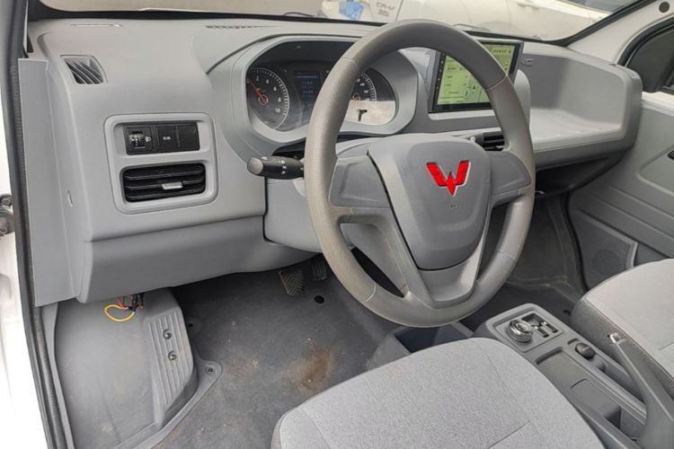 Used Wuling Yangguang 2024 300km Range Practical Window-Sealed Version 60kW Center Console