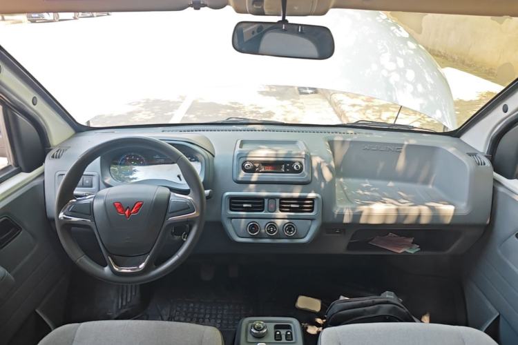 Used Wuling Yangguang 2024 300KM Comfort Version Passenger Van 75kW Center Console