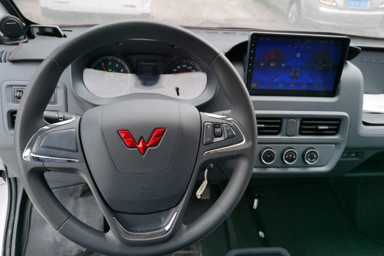 Used Wuling Yangguang 2024 300km Comfort Version with Sealed Windows 60kW Center Console