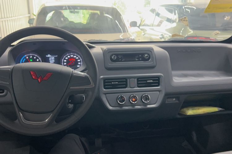 Used Wuling Yangguang 2024 300KM Comfort Version Passenger Van 75kW Center Console