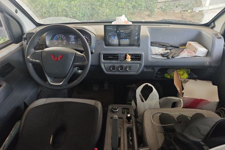 Used Wuling Yangguang 2024 300KM Comfort Version Passenger Van 75kW Center Console