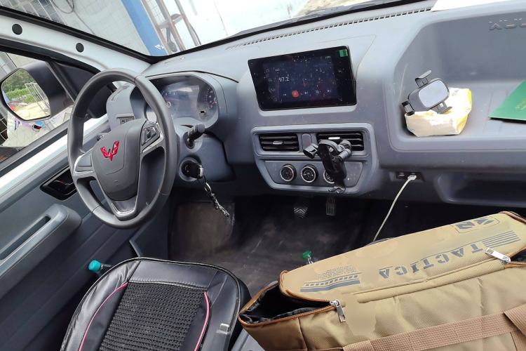 Used Wuling Yangguang 2024 300km Comfort Version with Sealed Windows 60kW Center Console