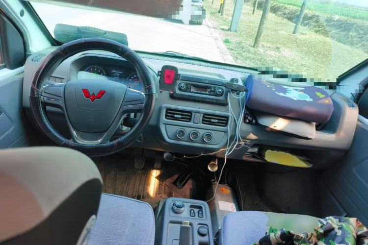 Used Wuling Yangguang 2024 300KM Comfort Version Passenger Van 75kW Center Console