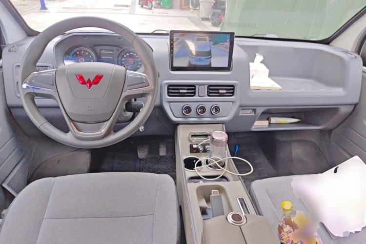 Used Wuling Yangguang 2024 300KM Comfort Version Passenger Van 75kW Center Console