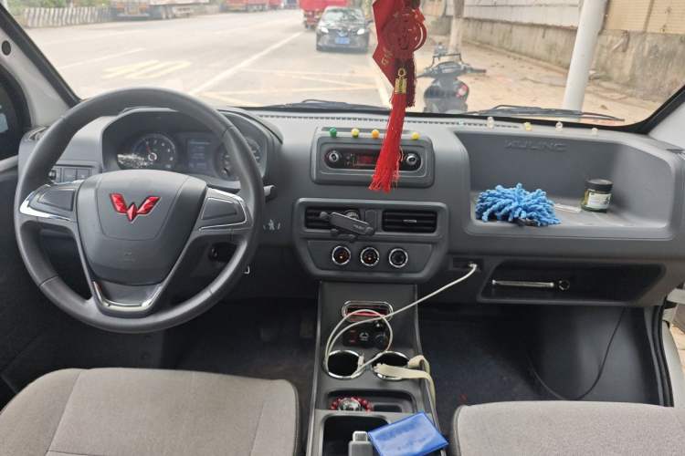 Used Wuling Yangguang 2024 300km Comfort-Grade Passenger Van 60kW Center Console