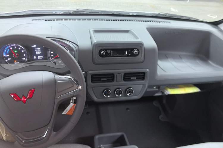Used Wuling Yangguang 2024 300KM Comfort Version Passenger Van 75kW Center Console