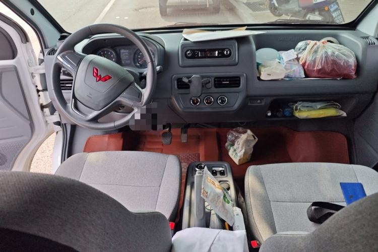 Used Wuling Yangguang 2024 300KM Comfort Version Passenger Van 75kW Center Console