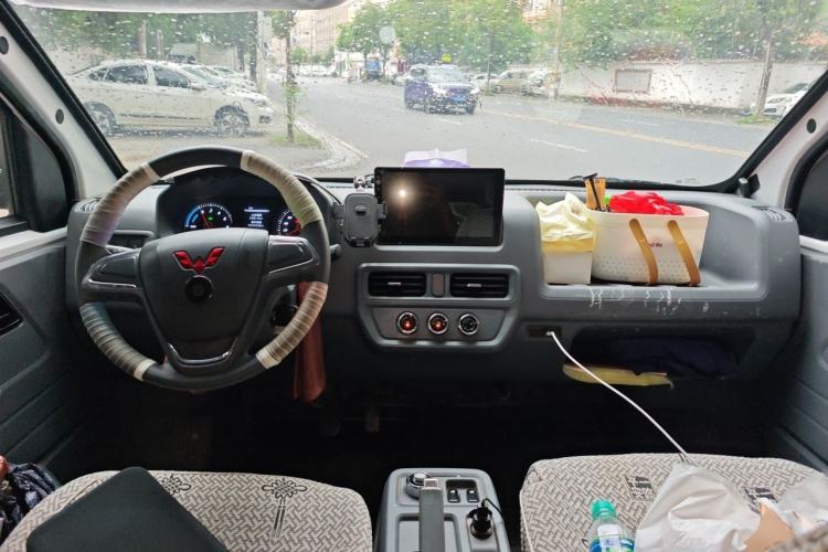 Used Wuling Yangguang 2024 300KM Comfort Version Passenger Van 75kW Center Console