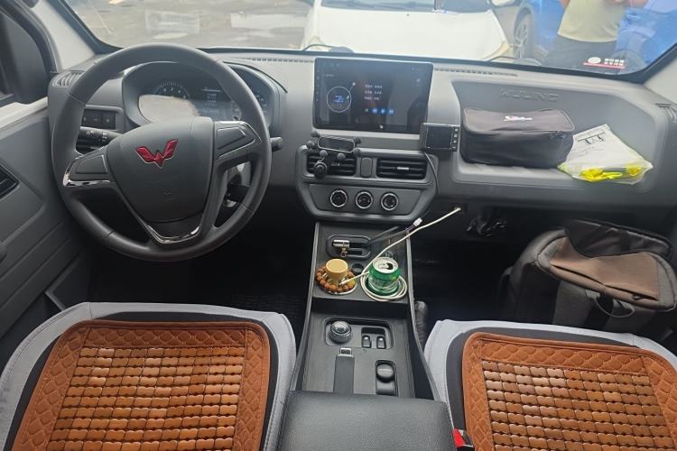 Used Wuling Yangguang 2024 300KM Comfort Version Passenger Van 75kW Center Console