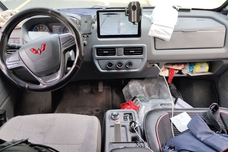 Used Wuling Yangguang 2024 300KM Comfort Version Passenger Van 75kW Center Console