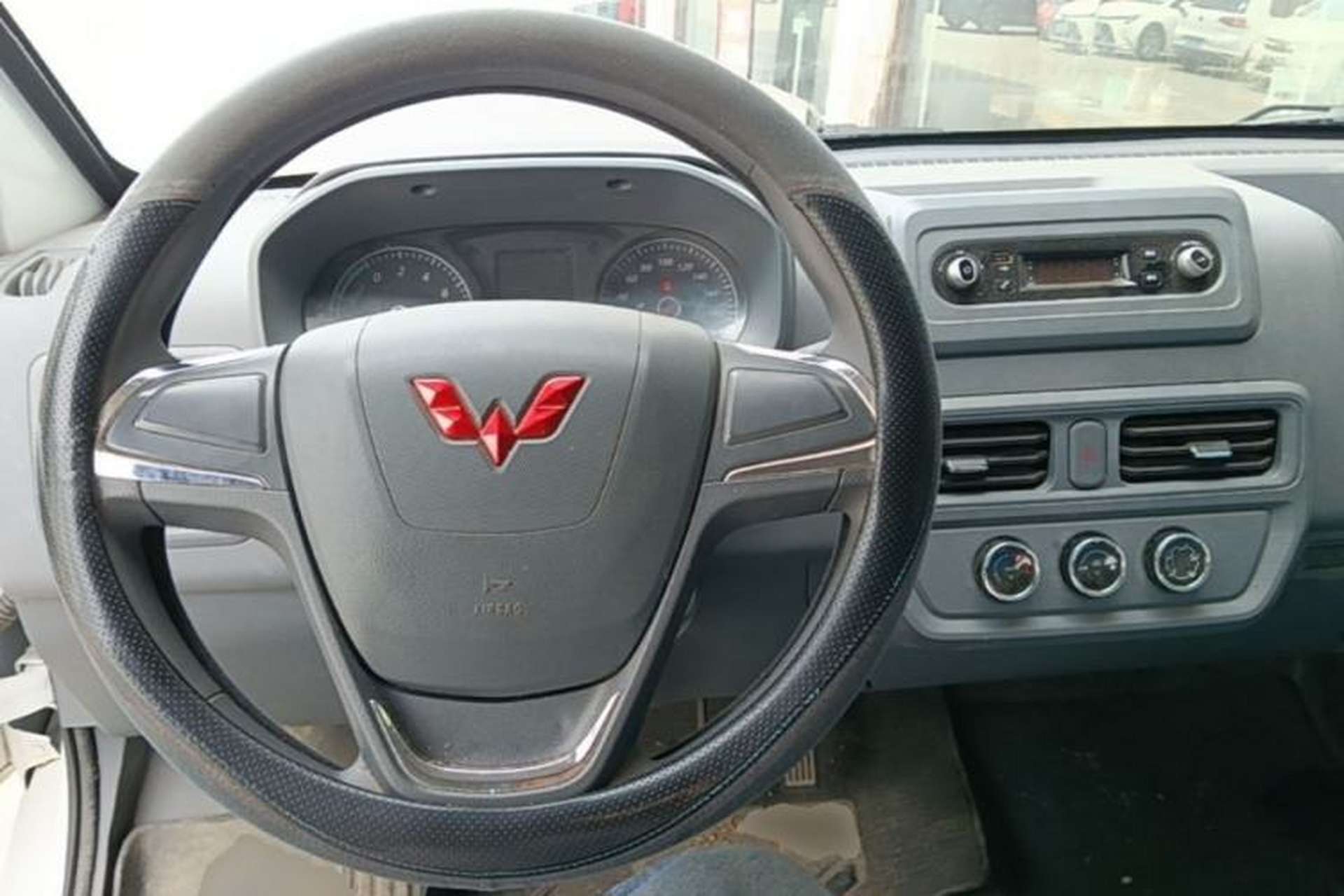 Used Wuling Yangguang 2024 300KM Comfort Version Passenger Van 75kW Center Console