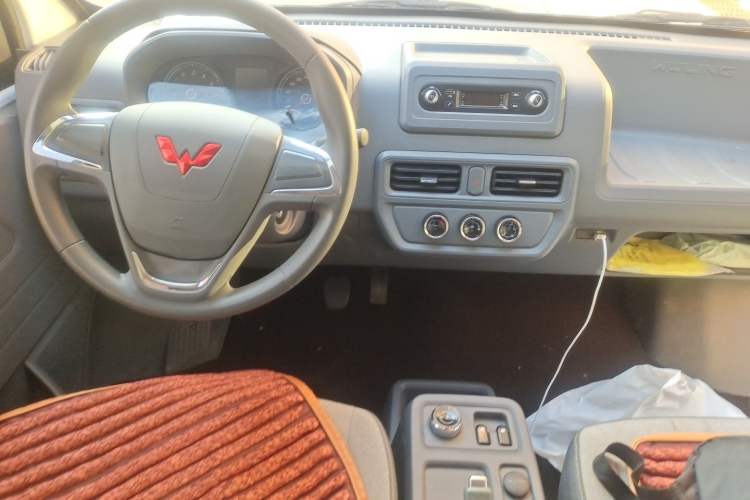 Used Wuling Yangguang 2024 300KM Comfort Version Passenger Van 75kW Center Console