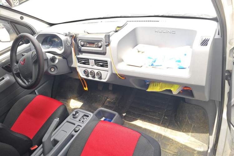 Used Wuling Yangguang 2024 300KM Comfort Version Passenger Van 75kW Center Console
