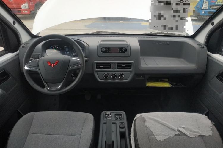 Used Wuling Yangguang 2024 300KM Comfort Version Passenger Van 75kW Center Console