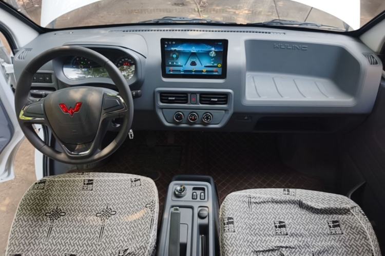 Used Wuling Yangguang 2024 300KM Comfort Version Passenger Van 75kW Center Console