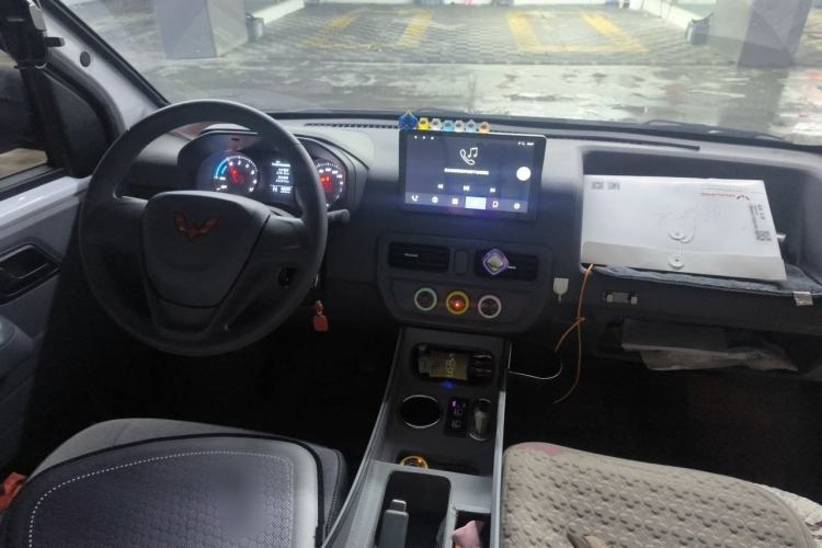 Used Wuling Yangguang 2024 300km Range Practical Window-Sealed Version 60kW Center Console