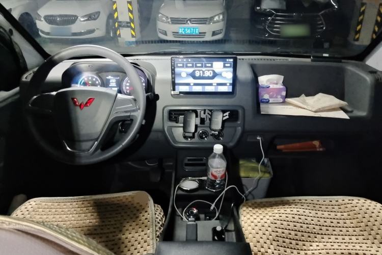Used Wuling Yangguang 2024 300KM Comfort Version Passenger Van 75kW Center Console