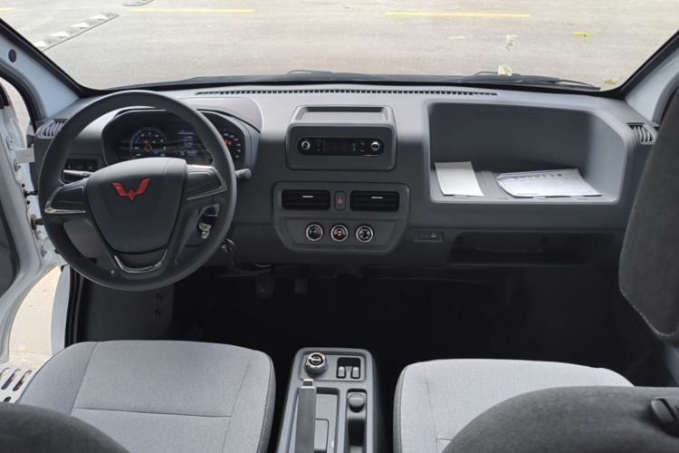 Used Wuling Yangguang 2024 300KM Comfort Version Passenger Van 75kW Center Console