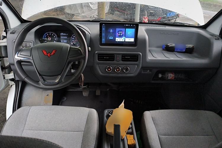 Used Wuling Yangguang 2024 300KM Comfort Version Passenger Van 75kW Center Console