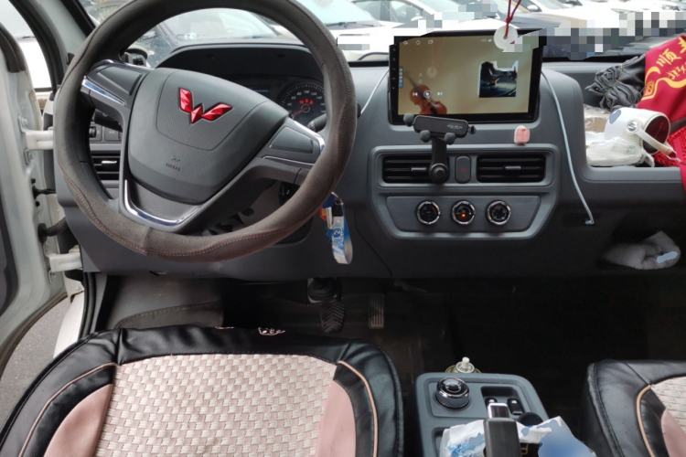 Used Wuling Yangguang 2024 300KM Comfort Version Passenger Van 75kW Center Console