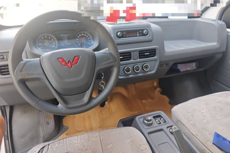 Used Wuling Yangguang 2024 300km Range Practical Window-Sealed Version 60kW Center Console