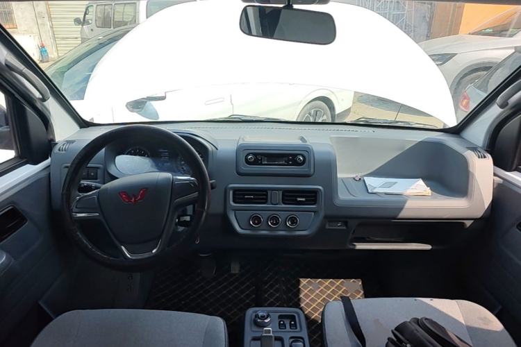 Used Wuling Yangguang 2024 300KM Comfort Version Passenger Van 75kW Center Console