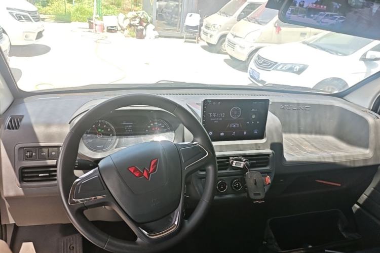Used Wuling Yangguang 2024 300KM Comfort Version Passenger Van 75kW Center Console