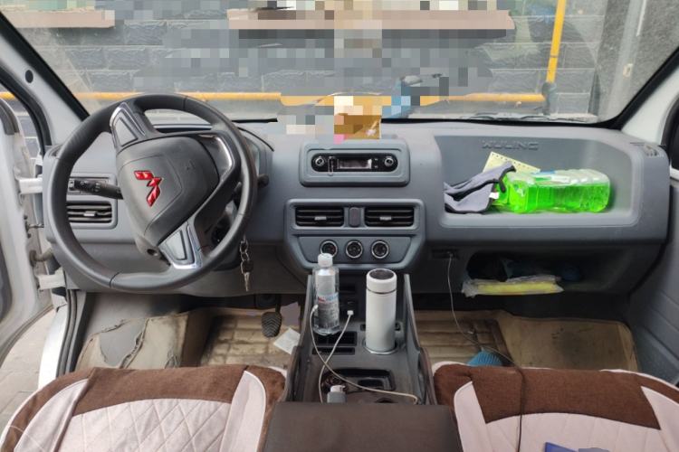Used Wuling Yangguang 2024 300km Comfort-Grade Passenger Van 60kW Center Console